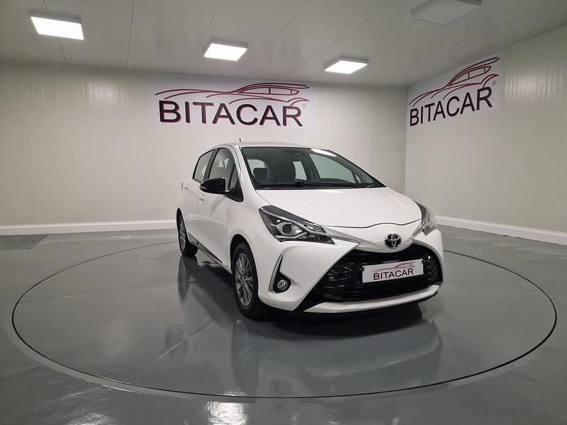 Usado Toyota Yaris Comfort 69 HP (50 kW) 2018 Branco