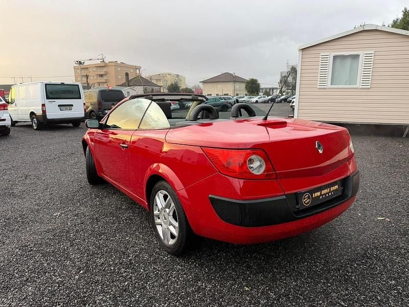 Usado Renault Mégane Cabriolet Dynamique 110 HP (80 kW) 2004 Vermelho Cabrios