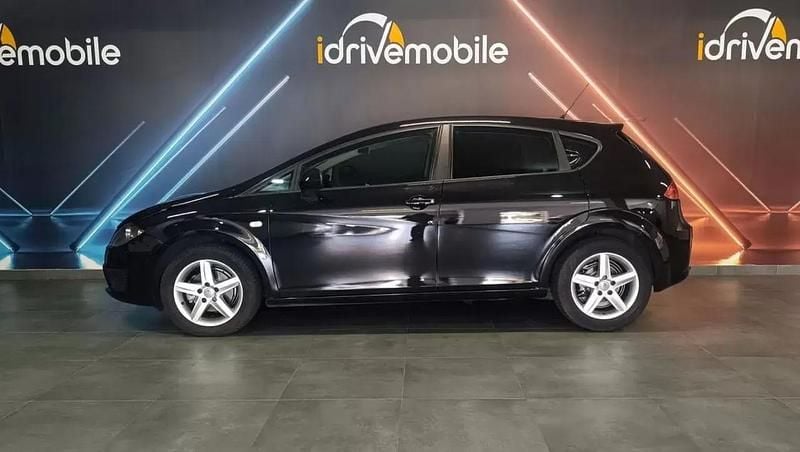 Usado Seat Leon Reference 90 HP (66 kW) 2012 Preto Citadino