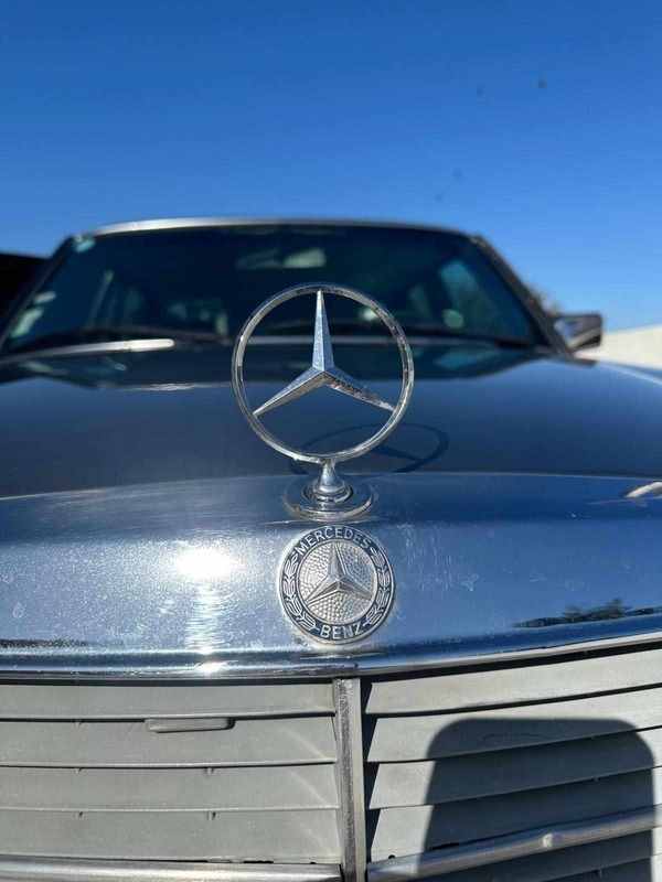 Usado Mercedes 240 72 HP (52 kW) 1981 Cinzento Sedan