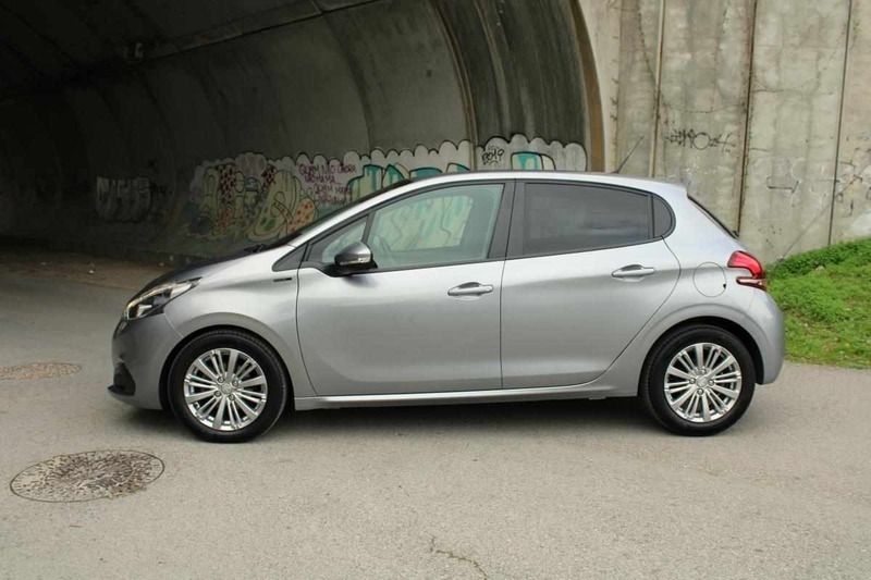 Usado Peugeot 208 102 HP (75 kW) 2018 Cinzento Citadino