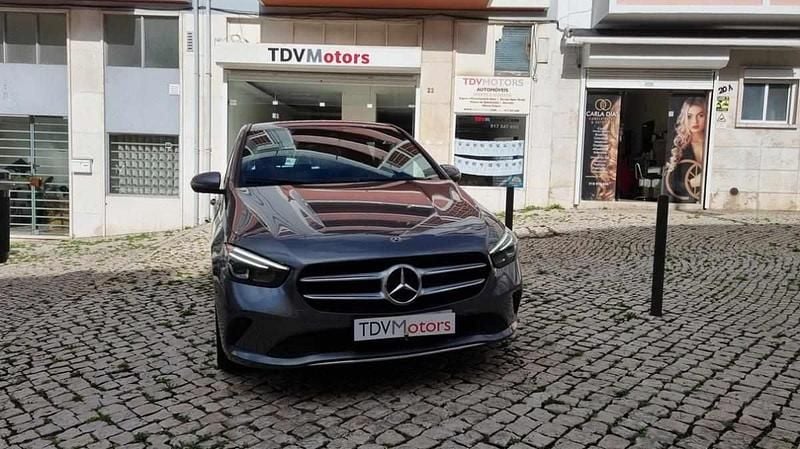 Cinzento Usado 2019 Mercedes B180 Monovolume | € 21.900 (Preço justo) - Imagem 1/4