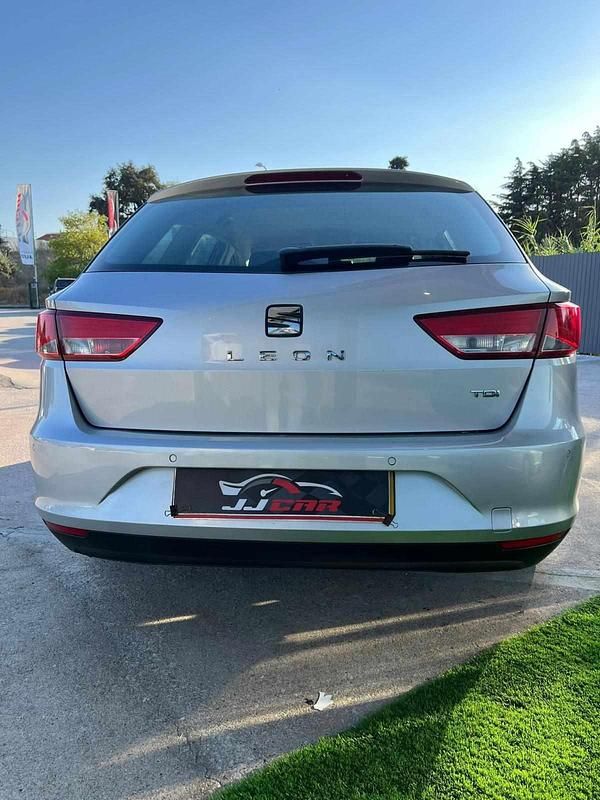 Usado Seat Leon ST 105 HP (77 kW) 2015 Cinzento Carrinha