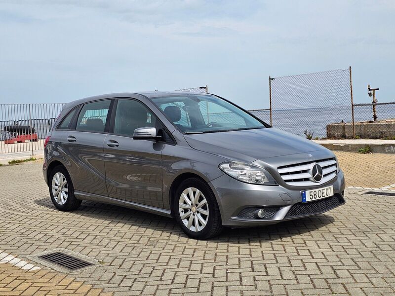 Cinza Usado 2013 Mercedes B180 Monovolume | € 9.750 - Imagem 1/4