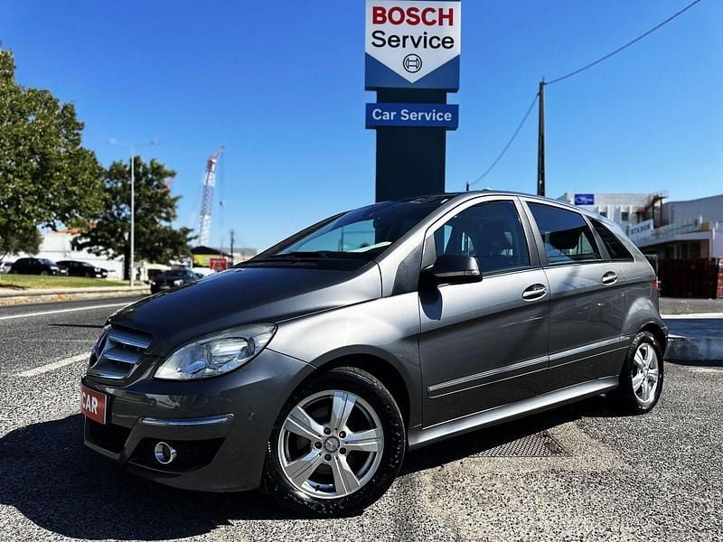 Usado Mercedes B180 109 HP (80 kW) 2010 Cinza Monovolume