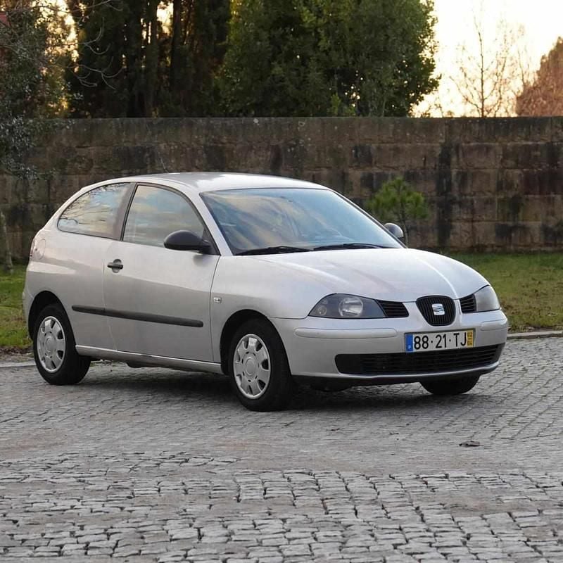 Cinzento Usado 2002 Seat Ibiza | € 2.900 (Bom preço) - Imagem 1/4