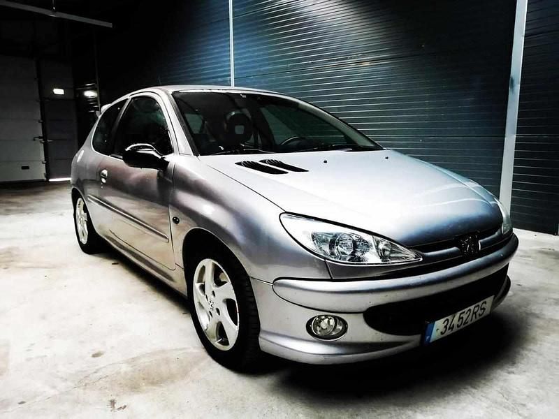 Cinzento Usado 2001 Peugeot 206 Citadino | € 3.750 (Preço justo) - Imagem 1/4