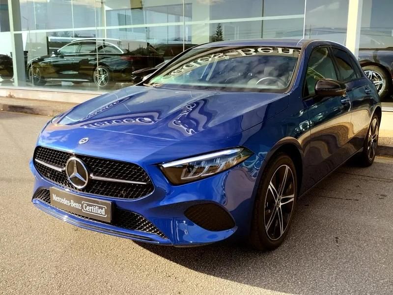 Azul Usado 2024 Mercedes A250 Advanced Plus Citadino | € 40.900 (Preço justo) - Imagem 1/4