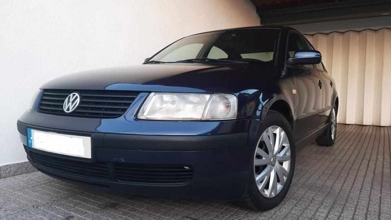 Azul Usado 1999 VW Passat Sedan | € 3.500 - Imagem 1/4