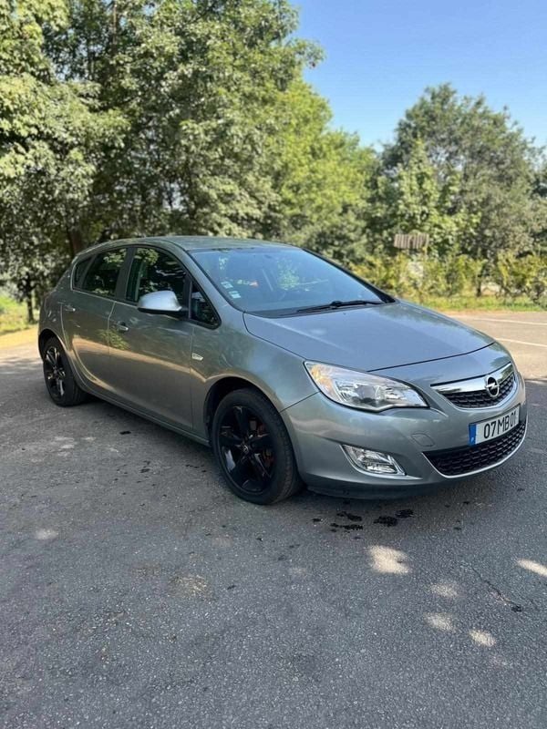Usado Opel Astra 95 HP (69 kW) 2011 Cinzento