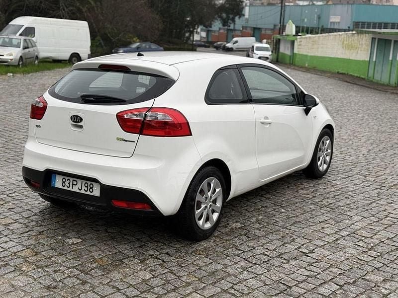 Usado Kia Rio 75 HP (55 kW) 2015