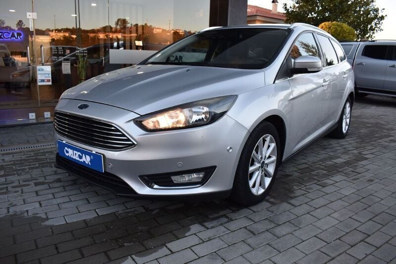 Cinza Usado 2015 Ford Focus Titanium Sedan | € 9.499 (Preço justo) - Imagem 1/4