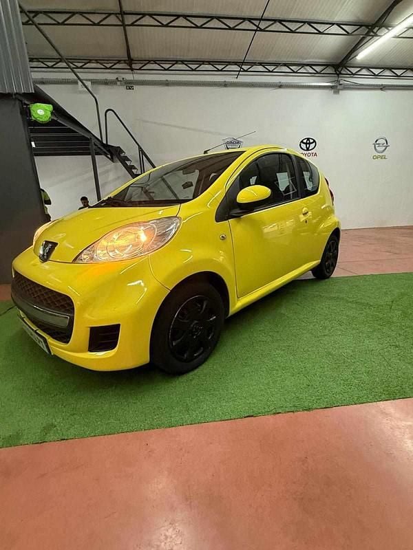 Amarelo Usado 2010 Peugeot 107 Citadino | € 5.100 (Preço justo) - Imagem 1/4