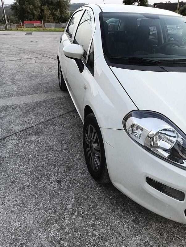 Branco Usado 2018 Fiat Punto Citadino | € 6.000 - Imagem 1/4