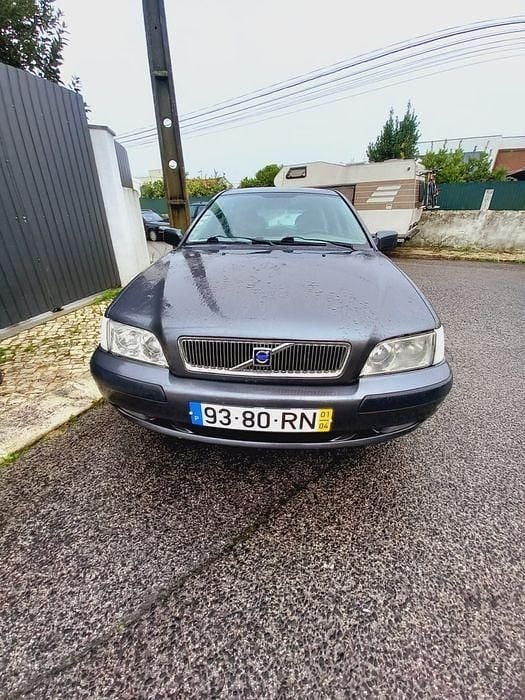 Usado 2001 Volvo V40 Sedan | € 1.550 - Imagem 1/4