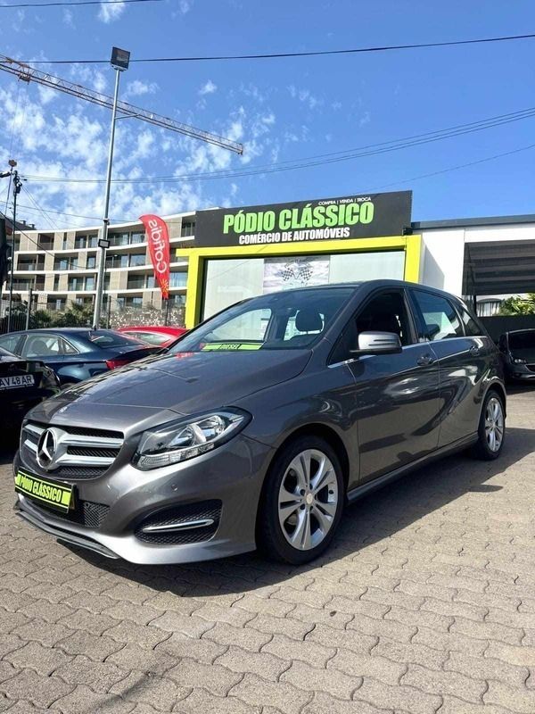 Cinzento Usado 2015 Mercedes B180 Monovolume | € 17.900 (Caro) - Imagem 1/4
