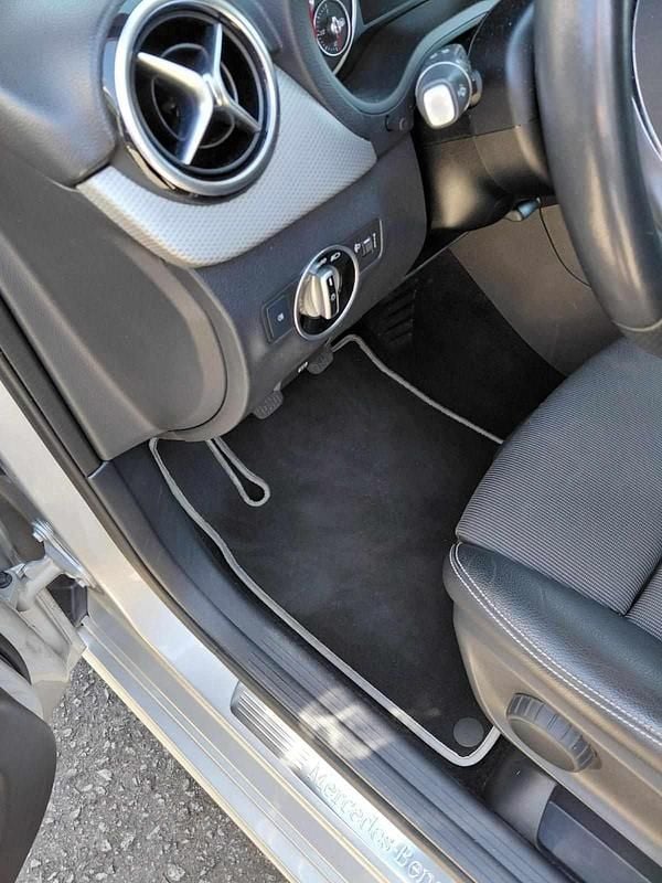 Usado Mercedes B180 109 HP (80 kW) 2017 Cinzento Monovolume