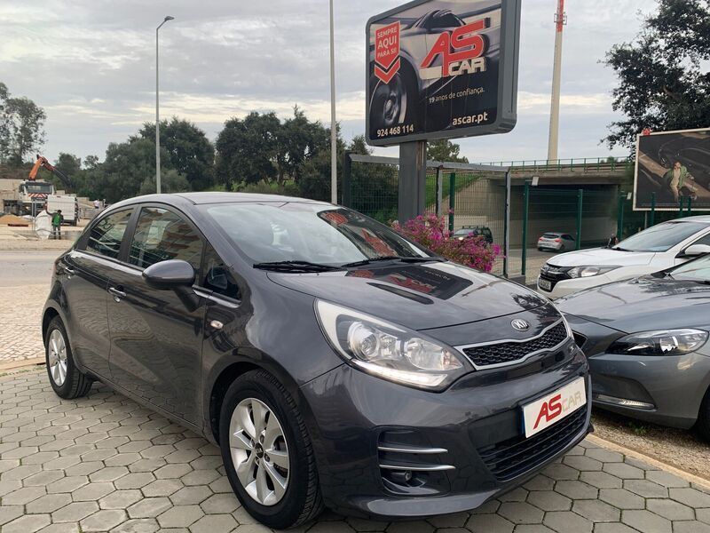 Cinza Usado 2015 Kia Rio Citadino | € 11.990 (Caro) - Imagem 1/4