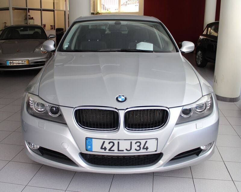 Cinza Usado 2011 BMW 318 Lifestyle Sedan | € 13.400 (Preço justo) - Imagem 1/4