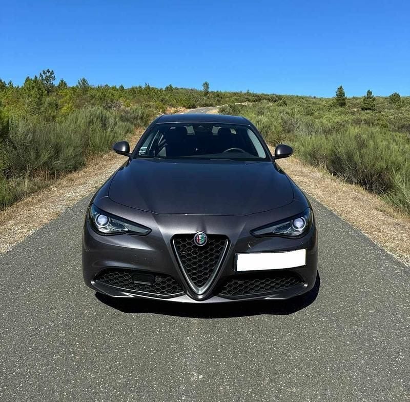 Cinzento Usado 2016 Alfa Romeo Giulia Sedan | € 22.950 (Preço justo) - Imagem 1/4