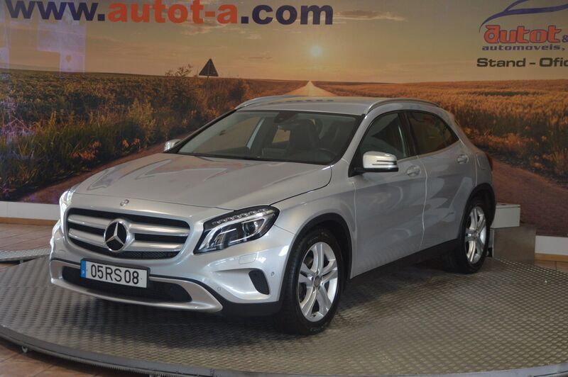 Cinza Usado 2016 Mercedes GLA180 Urban SUV | € 16.000 - Imagem 1/4