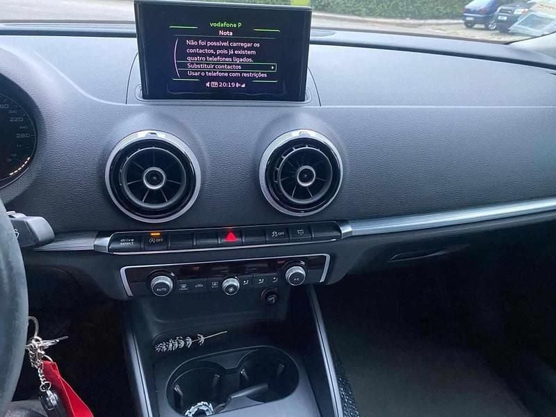 Usado Audi A3 Premium 150 HP (110 kW) 2013 Cinzento Citadino