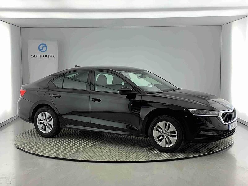 Preto Usado 2024 Skoda Octavia Citadino | € 27.990 - Imagem 1/4