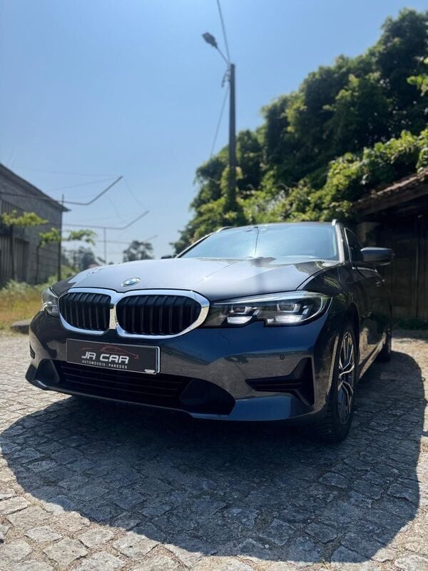 Cinza Usado 2022 BMW 318 Sport Line Carrinha | € 31.450 (Preço justo) - Imagem 1/4