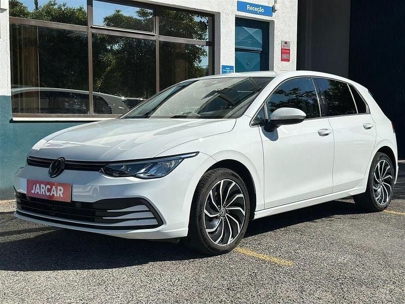 Branco Usado 2023 VW Golf VIII Life | € 23.900 (Preço justo) - Imagem 1/4