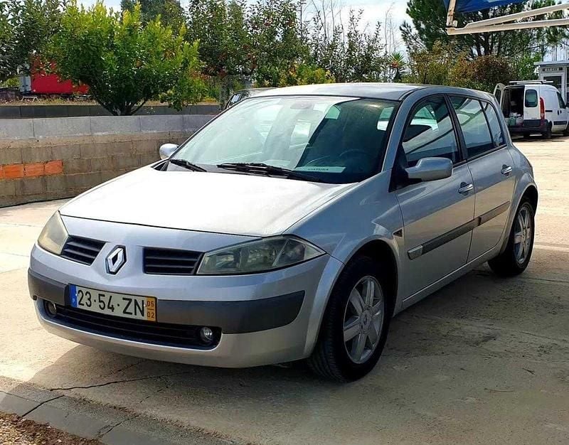 Cinzento Usado 2005 Renault Mégane II Dynamique Citadino | € 2.990 (Preço justo) - Imagem 1/4