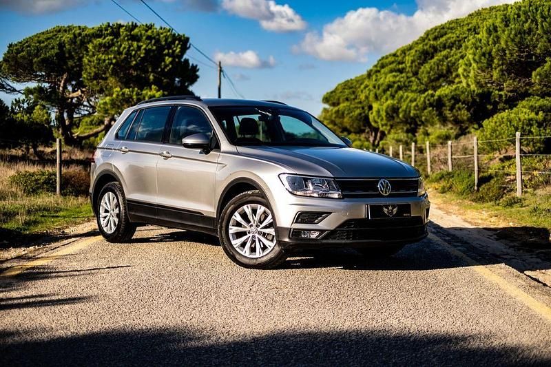 Usado VW Tiguan Trendline 115 HP (84 kW) 2018 Cinza SUV
