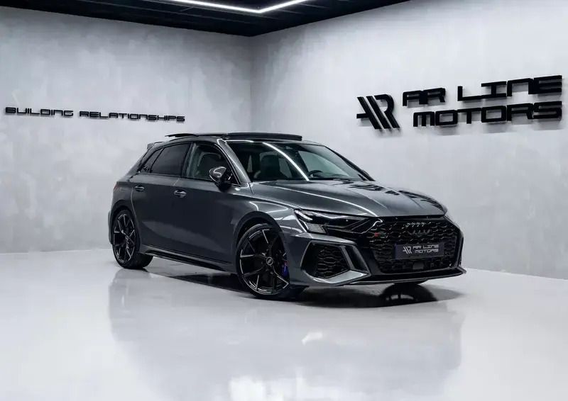 Cinzento Usado 2023 Audi RS3 Sportback Comfort Citadino | € 77.950 - Imagem 1/4