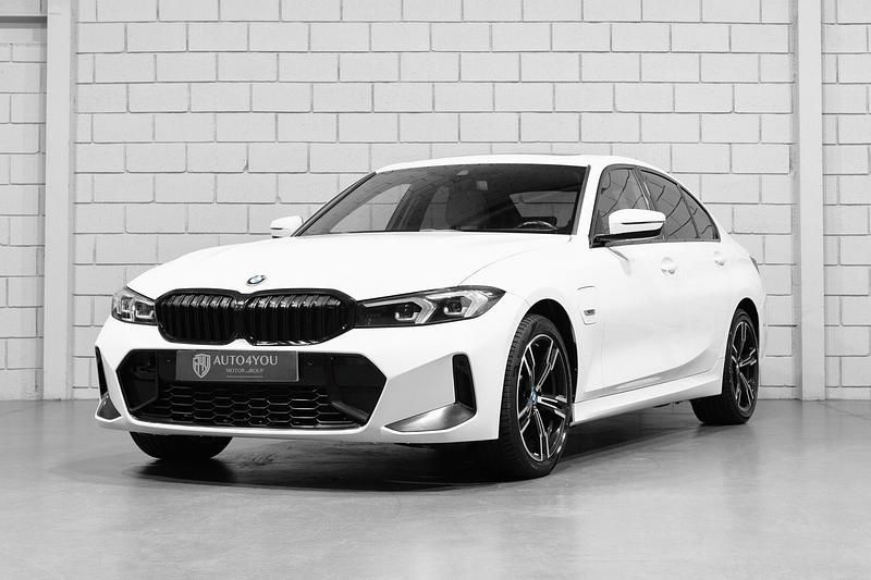 Branco Usado 2022 BMW 330 Coupé | € 44.990 - Imagem 1/4
