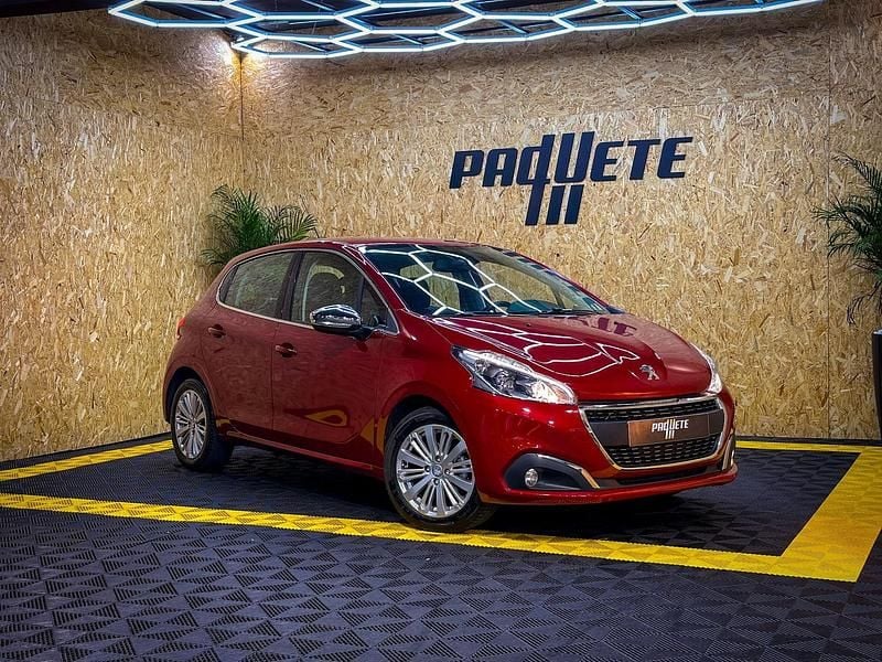 Vermelho Usado 2018 Peugeot 208 Allure Citadino | € 11.490 (Preço justo) - Imagem 1/4
