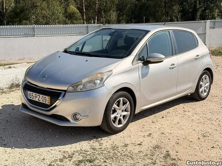 Cinza Usado 2015 Peugeot 208 Citadino | € 6.900 (Preço justo) - Imagem 1/1