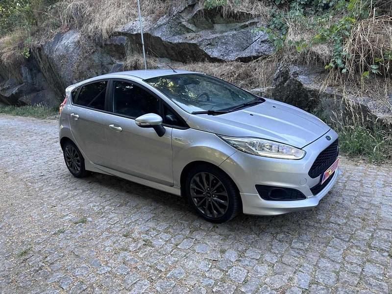 Usado Ford Fiesta 100 HP (73 kW) 2017 Cinzento Citadino