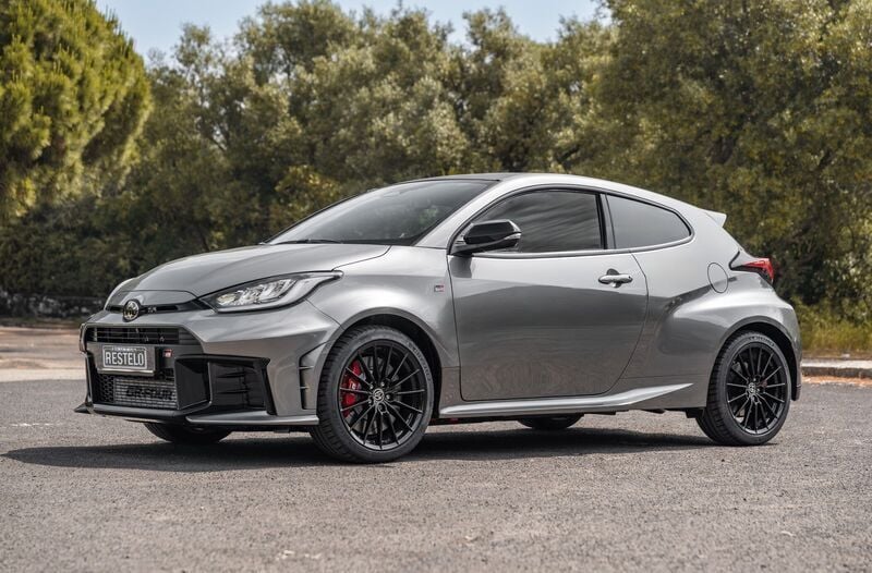 Cinza Novo 2024 Toyota Yaris Sport Citadino | € 69.950 - Imagem 1/4