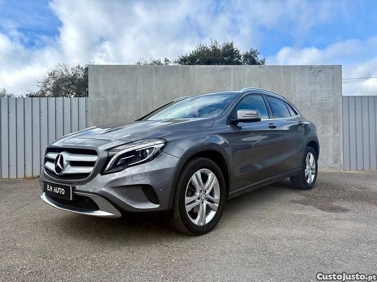 Cinza Usado 2017 Mercedes GLA180 Urban SUV | € 22.990 (Preço justo) - Imagem 1/1