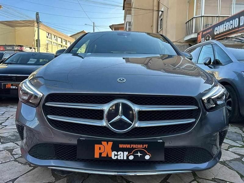 Usado Mercedes B180 116 HP (85 kW) 2020 Cinzento Monovolume