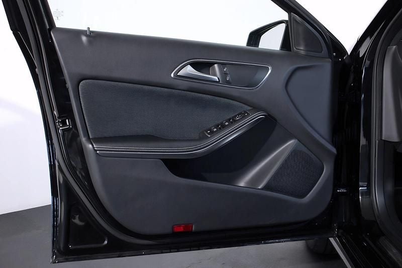 Usado Mercedes A160 Style 90 HP (66 kW) 2015 Preto