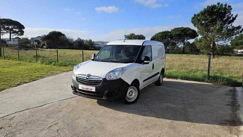 Branco Usado 2015 Opel Combo S Monovolume | € 10.950 - Imagem 1/4