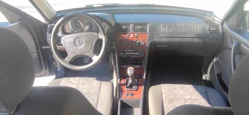 Azul Usado 1997 Mercedes C180 Sedan | € 2.900 - Imagem 1/4