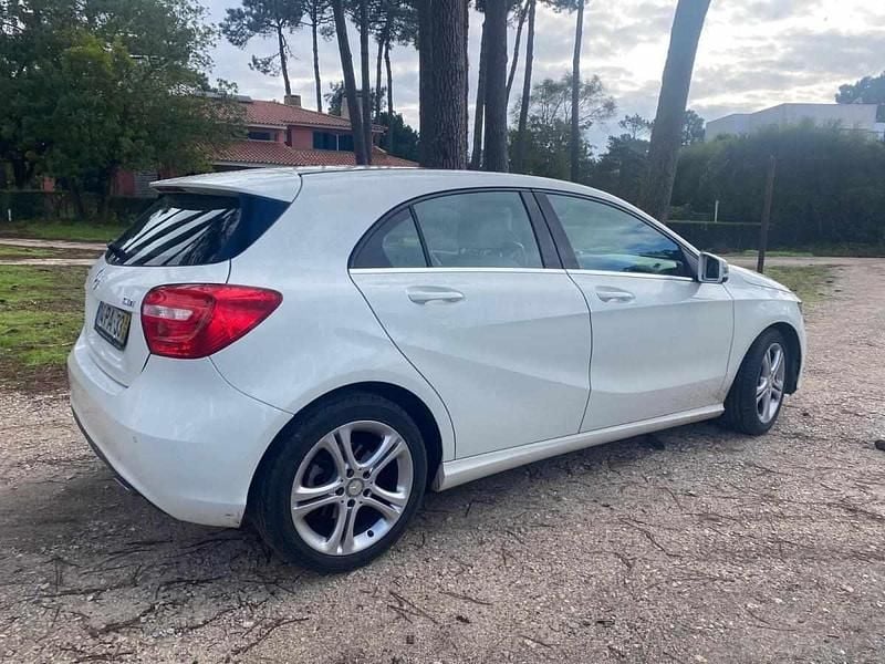 Branco Usado 2014 Mercedes A180 Citadino | € 14.500 (Preço justo) - Imagem 1/4