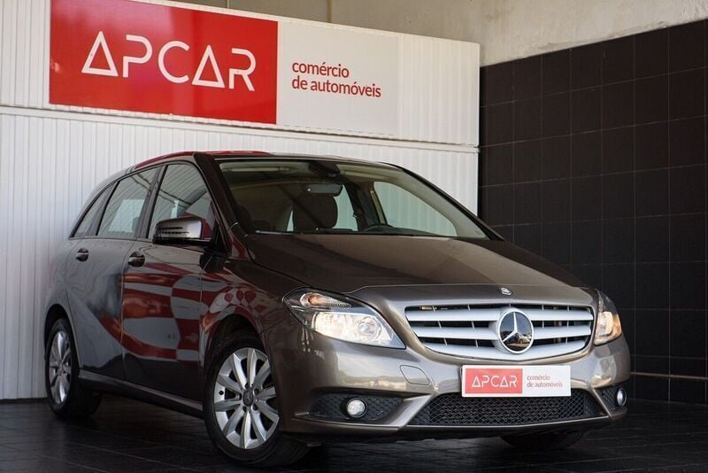 Castanho Usado 2012 Mercedes B180 Monovolume | € 12.000 (Preço justo) - Imagem 1/4