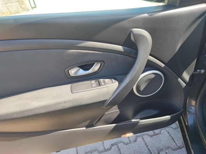 Usado Renault Mégane Coupé Dynamique 110 HP (80 kW) 2009 Preto Coupé