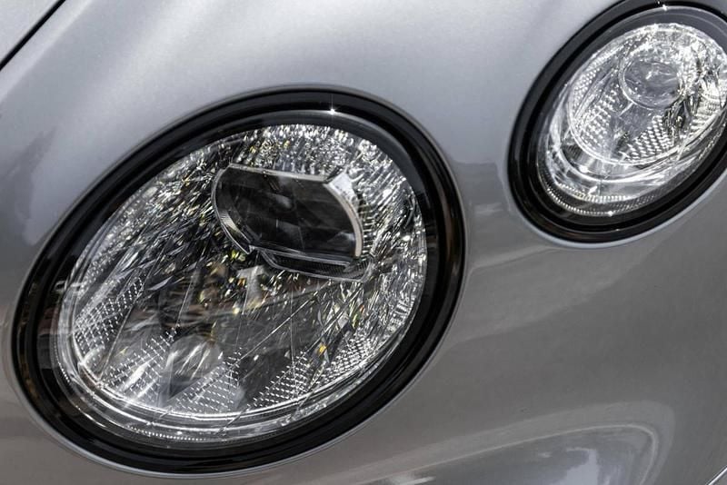 Cinzento Usado 2021 Bentley Continental Sedan | € 245.000 - Imagem 1/2