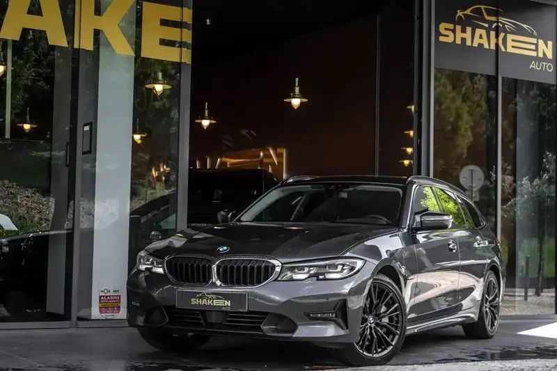 Cinzento Usado 2021 BMW 330e Luxury Line Carrinha | € 33.780 (Preço justo) - Imagem 1/4