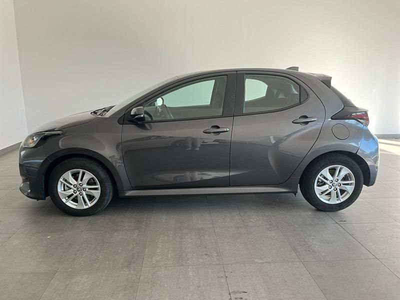 Usado Toyota Yaris Comfort 92 HP (67 kW) 2024 Cinza (pintura metalizada) Citadino