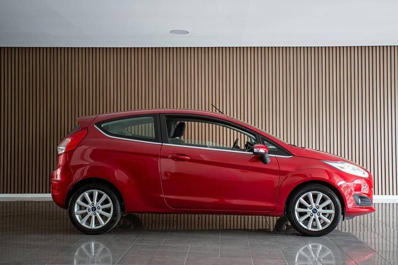 Usado Ford Fiesta ST-Line 100 HP (73 kW) 2016 Vermelho Citadino