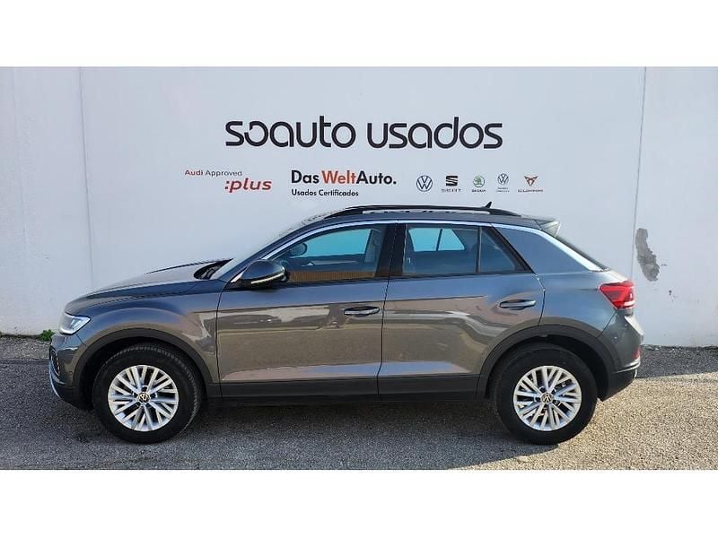 Usado VW T-Roc Life 110 HP (80 kW) 2024 Cinzento escuro metalizado SUV